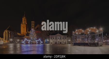 Place Vrijthof à Maastricht décorée d'un arbre de noël pendant Covid19 verrouillage avec la basilique de Sint Servaas et la teinte rouge Tour Jan pendant le concert Banque D'Images