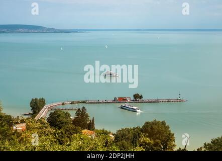 Lac Balaton avec des bateaux à moteur et des voiliers, Hongrie Banque D'Images