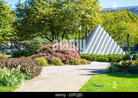 National Gallery of Art Sculpture Garden, Pyramide à quatre côtés par sol Lewitt, Washington DC, Etats-Unis. Banque D'Images