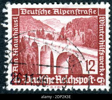 ALLEMAGNE - VERS 1936: Timbre-poste imprimé en Allemagne, numéro relief d'hiver, a montré une route alpine, Mauthaeusl, vers 1936 Banque D'Images