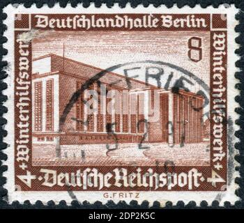 ALLEMAGNE - VERS 1936: Timbre-poste imprimé en Allemagne, numéro relief d'hiver, a montré un Deutschlandhalle (salle de l'Allemagne), Berlin, vers 1936 Banque D'Images