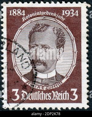 ALLEMAGNE - VERS 1934 : timbre-poste imprimé en Allemagne, portrait de Franz Adolf Eduard Luederitz, vers 1934 Banque D'Images