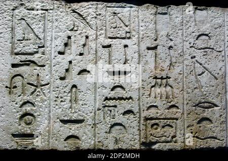 Fausse porte de Tjetji et de son épouse Debet du tombeau de Tjetji, Giza, Memphis, Égypte, (Basse-Égypte). 4e dynastie. c. 2500 C.-B. Calcaire. Détails. British Museum. Londres, Angleterre, Royaume-Uni. Banque D'Images