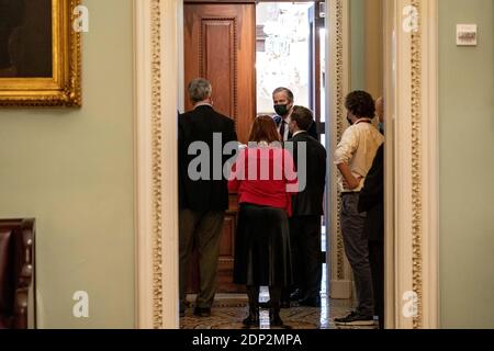 Washington, États-Unis. 18 décembre 2020. Le Président de la majorité du Sénat John Thune, R-S.D., s'adresse aux journalistes du Capitole des États-Unis à Washington DC le 18 décembre 2020. (Photo par Anna Moneymaker/Pool/Sipa USA) crédit: SIPA USA/Alay Live News Banque D'Images