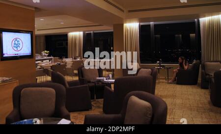 KUALA LUMPUR, MALAISIE - 4 AVRIL 2015 : un salon dans un hôtel de luxe rempli de meubles et d'une grande fenêtre Banque D'Images