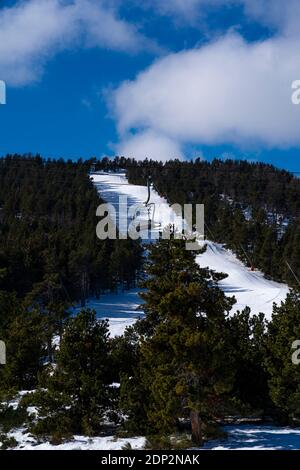 Beaucoup de neige, pistes vides. Fermeture des stations de ski, le 18 décembre 2020, à font Romeu, Pyrénées, Orientales, France, en raison de restrictions au coronavirus. Banque D'Images