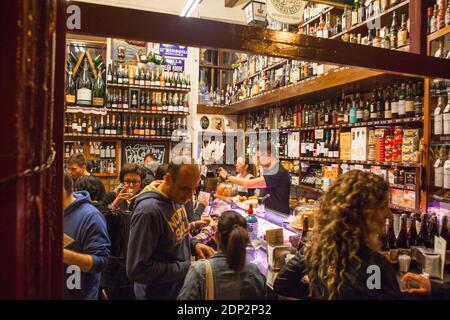 Quimet Quimet et bar à tapas et restaurant, Barcelone, Catalogne, Espagne Banque D'Images