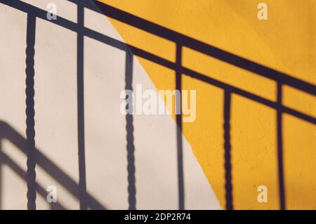 Architecture détail ombre de l'échelle rail mur jaune Banque D'Images