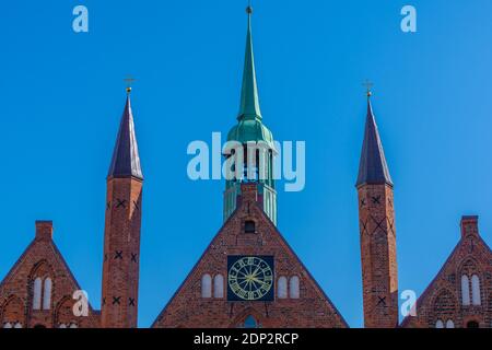 Clocher et horloge de l'hôpital gothique Heiligen-Geist ou de l'hôpital Saint-Esprit, ville hanséatique de Lübeck, Schleswig-Holstein, Allemagne du Nord, Europe Banque D'Images