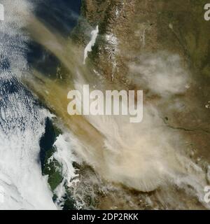 À 11 h 20 heure locale (1420 heure universelle) le 23 avril 2015, le Spectroradiomètre d’imagerie à résolution modérée (MODIS) du satellite Terra de la NASA a acquis une image en couleur naturelle du vaste panache de cendres. Photo de la NASA/AABACAPRESS.COM Banque D'Images