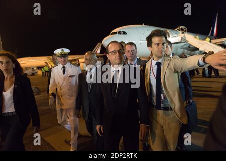 Le président français François Hollande et son chef des communications Garsild Gantzer arrivent à l'aéroport international de Pointe-a-Pitre, Guadeloupe, Antilles françaises le 9 mai 2015. Le président français François Hollande effectue une visite de cinq jours dans les Caraïbes, notamment en Guadeloupe, en Martinique, à Cuba et en Haïti. Photo de Jacques Witt/Pool/ABACAPRESS.COM Banque D'Images