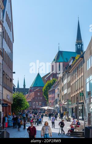 Rue commerçante principale et zone piétonne Breite Strasse dans le centre-ville, ville hanséatique de Lübeck, Schleswig-Holstein, Allemagne du Nord, Europe Banque D'Images