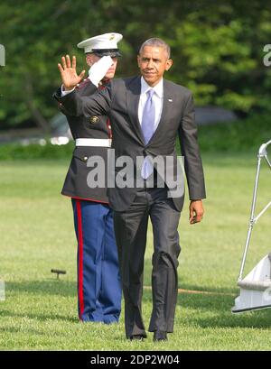 Le président des États-Unis Barack Obama fait la vague devant les photographes lorsqu'il revient dans la pelouse sud de la Maison Blanche à Washington, DC, États-Unis, après avoir visité le National Hurricane Center à Miami le jeudi 28 mai 2015. Photo de Ron Sachs/Pool/ABACAPRESS.COM Banque D'Images