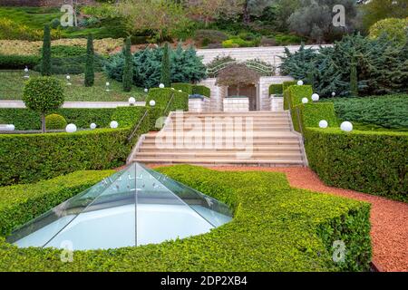 Des jardins de Bahai étonnants dans la ville de Haïfa, Israël. Parc vert en hiver (dans le sud et au chaud d'Israël) Banque D'Images