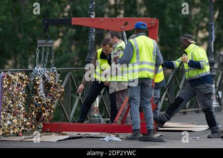 Les employés municipaux retirent les barrières avec amour des cadenas sur le Pont des Arts le 1er juin 2015 à Paris, France. Des fonctionnaires de la famille des Jaunes se sont produits lundi matin sur le légendaire Pont des Arts de la ville, brandissant des équipements de coupe pour libérer les cadenas tandis qu'une poignée de touristes curieux regardaient. Paris, connue dans le monde entier comme la ville du romantisme, a commencé lundi le processus révolutionnaire de retrait de près d'un million de serrures d'amour, cadenas enchaînés aux ponts de la ville par des couples amoureux. Photo de Thierry orban/ABACAPRESS.COM Banque D'Images