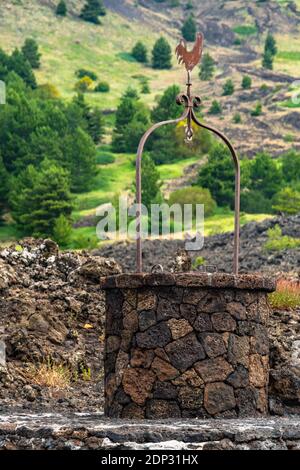 Refuge de Santa Barbara sur l'Etna et le puits de lave en pierre, Sicile Banque D'Images