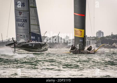 Luna Rossa Prada Pirelli en avant-course avec la magie américaine pour leur deuxième match de la journée pendant la coupe de l'Amérique Prada World Series Auckland Race Day Two, le 1er décembre 2020, Auckland, Nouvelle-Zélande. Photo: Chris Cameron / DPPI / LM Banque D'Images