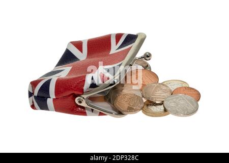 Sac à main à motif drapeau britannique Union Jack avec pièces de monnaie qui débordent sortie - arrière-plan blanc Banque D'Images