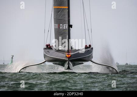 INEOS Team UK avant leur match final de la journée contre Emirates Team New Zealand. Course huit de la régate pendant la Prada America's Cup World Series Auckland Race Day Two, le 1er décembre 2020, Auckland, Nouvelle-Zélande. Photo: Chris Cameron / DPPI / LM Banque D'Images