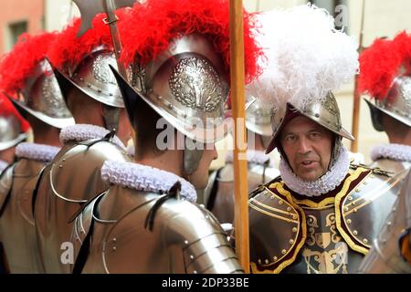 Le lieutenant-colonel Christoph Graf, commandant de la Garde suisse, arrive devant les gardes suisses du Vatican, juré en 32 nouvelles recrues le 6 mai 2015 au Vatican. Les nouvelles recrues se sont jointes à leurs rangs lors d'une cérémonie d'assermentation élaborée . La cérémonie a lieu chaque 6 mai pour commémorer les 147 gardes suisses qui sont morts en protégeant le Pape Clément VII pendant le Sack de Rome de 1527. Ensuite, chaque nouvelle recrue saisit le drapeau du corps et, levant trois doigts dans un symbole de la Sainte Trinité, jurait de respecter le serment de la Garde suisse pour protéger le pape François et ses successeurs. La Garde suisse, fondée en 1506, se compose de 100 bénévoles Banque D'Images