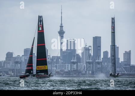 Luna Rossa Prada Pirelli en avant-course manouvers avec américain Magique pour leur deuxième match de la journée pendant le Prada America&# / LM Banque D'Images