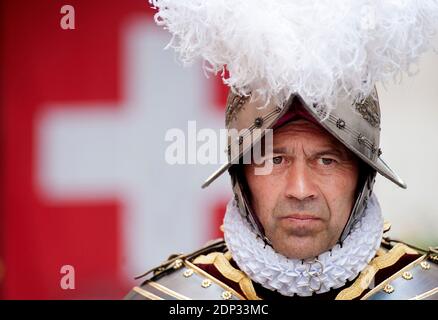 Le lieutenant-colonel Christoph Graf, commandant de la Garde suisse, arrive devant les gardes suisses du Vatican, juré en 32 nouvelles recrues le 6 mai 2015 au Vatican. Les nouvelles recrues se sont jointes à leurs rangs lors d'une cérémonie d'assermentation élaborée . La cérémonie a lieu chaque 6 mai pour commémorer les 147 gardes suisses qui sont morts en protégeant le Pape Clément VII pendant le Sack de Rome de 1527. Ensuite, chaque nouvelle recrue saisit le drapeau du corps et, levant trois doigts dans un symbole de la Sainte Trinité, jurait de respecter le serment de la Garde suisse pour protéger le pape François et ses successeurs. La Garde suisse, fondée en 1506, se compose de 100 bénévoles Banque D'Images