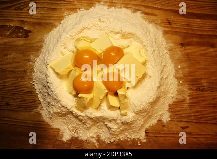 Préparation de pâte avec farine, beurre et œuf pour les biscuits de Noël faits maison - vue du dessus Banque D'Images