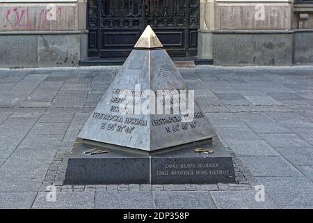 Belgrade, Serbie - 07 octobre 2019 : monument de la pyramide de bronze dans la rue Knez Mihailova à Belgrade. Banque D'Images