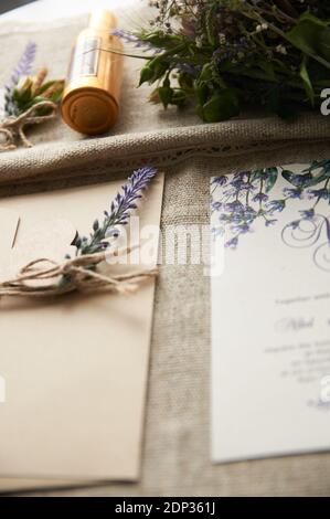 bouquet de mariage de style boho sur la table avec nappe en lin Banque D'Images