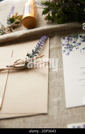 bouquet de mariage de style boho sur la table avec nappe en lin Banque D'Images