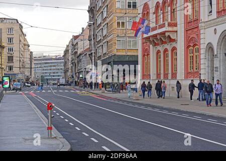 Belgrade, Serbie - 07 octobre 2019 : les personnes marchant dans la rue Vasina tombent l'après-midi à Belgrade, Serbie Banque D'Images