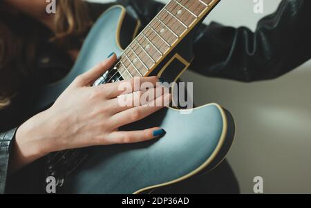 Fille jouant sur la guitare semi-acoustique. Vue rapprochée. Banque D'Images