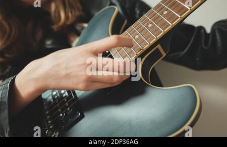 Fille jouant sur la guitare semi-acoustique. Vue rapprochée. Banque D'Images