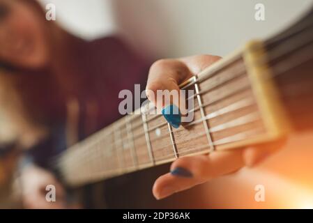 Fille jouant sur la guitare semi-acoustique. Vue rapprochée. Banque D'Images