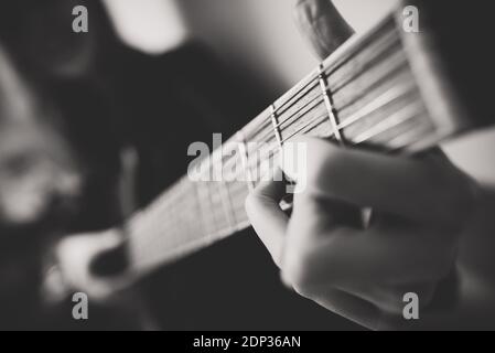 Fille jouant sur la guitare semi-acoustique. Vue rapprochée. Banque D'Images