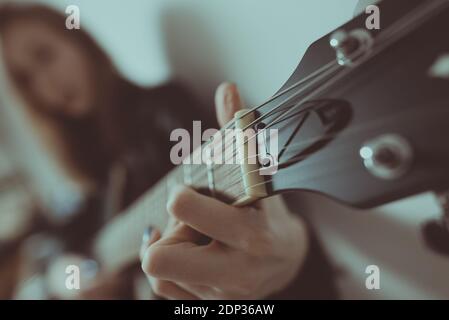 Fille jouant sur la guitare semi-acoustique. Vue rapprochée. Banque D'Images