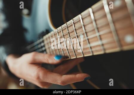 Fille jouant sur la guitare semi-acoustique. Vue rapprochée. Banque D'Images