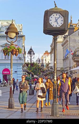 Belgrade, Serbie - 07 octobre 2019 : les personnes marchant dans la rue piétonne Knez Mihailova tombent l'après-midi. Banque D'Images