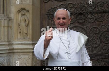 Le modèle de cire grandeur nature du Pape François est présenté par le Musée Grévin en face de la cathédrale notre-Dame de Paris, France, le 2 avril 2015, dans le cadre des célébrations de Pâques. Fondé en 1882, le musée Grévin est l'un des plus anciens musées de cire d'Europe. Photo de Thierry Orban/ABACAPRESS.COM Banque D'Images