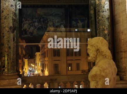 Vue sur la salle 'fasti farnesiani' peinte par Francesco Salviati, c'est le bureau de l'ambassadeur et derrière la loggia faite par Michel-Ange au Palazzo Farnese à Rome, Italie, le 2014 février. Le Palazzo Farnese, qui abrite actuellement l'ambassade de France, est le plus monumental des palais de la Renaissance romaine, à Rome, en Italie. Conçu pour la famille farnaise en 1517, le palais s'est agrandi de taille et de conception quand Alessandro Farnese est devenu le pape Paul III en 1534. Son histoire de bâtiment a impliqué certains des architectes italiens les plus importants du XVIe siècle.après l'extinction du TH Banque D'Images