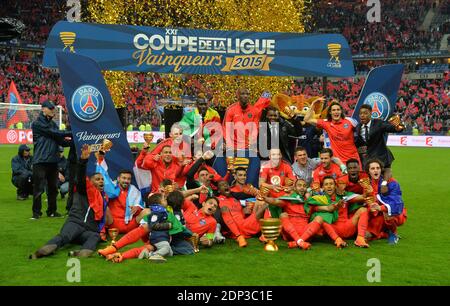 Le capitaine Thiago Silva de Paris Saint Germain, au centre, détient le trophée et célèbre avec ses coéquipiers après le match de football final de la coupe de la Ligue Bastia contre Paris Saint Germain au stade de France à Saint Denis, à l'extérieur de Paris, en France, le samedi 11 avril 2015. Paris Saint Germain a gagné 4-0. Photo de Christian Liewig/ABACAPRESS.COM Banque D'Images