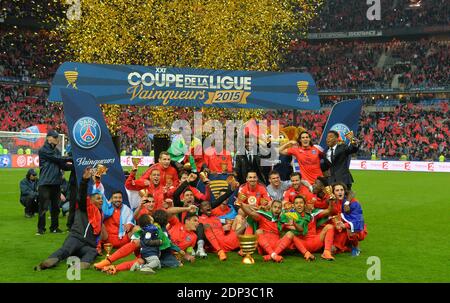 Le capitaine Thiago Silva de Paris Saint Germain, au centre, détient le trophée et célèbre avec ses coéquipiers après le match de football final de la coupe de la Ligue Bastia contre Paris Saint Germain au stade de France à Saint Denis, à l'extérieur de Paris, en France, le samedi 11 avril 2015. Paris Saint Germain a gagné 4-0. Photo de Christian Liewig/ABACAPRESS.COM Banque D'Images