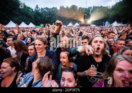 Nibe, Danemark. 02e, juillet 2014. Les amateurs de festival énergique assistent à un concert en direct avec le groupe de rock américain The progéniture lors du festival de musique danois Nibe Festival 2014 à Nibe. (Crédit photo: Gonzales photo - Lasse Lagoni). Banque D'Images