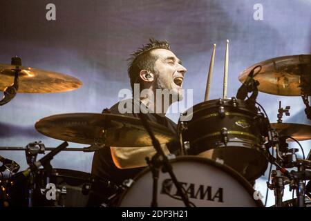 Nibe, Danemark. 02e, juillet 2014. Le groupe de rock américain The progéniture joue un concert en direct pendant le festival de musique danois Nibe Festival 2014 à Nibe. Ici le batteur Pete Parada est vu en direct sur scène. (Crédit photo: Gonzales photo - Lasse Lagoni). Banque D'Images