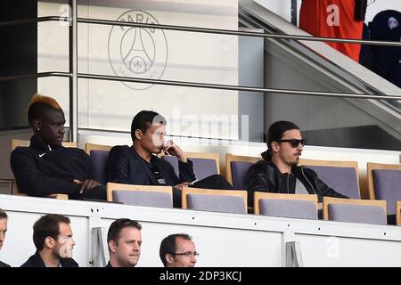 Les joueurs du PSG Jean-Christophe Bahebeck, Thiago Silva et Zlatan Ibrahimovic soutiennent leur équipe face à Lille lors du match de football de la première Ligue française, au stade du Parc des Princes à Paris, en France, le 25 avril 2015. Photo de Laurent Zabulon/ABACAPRESS.COM Banque D'Images