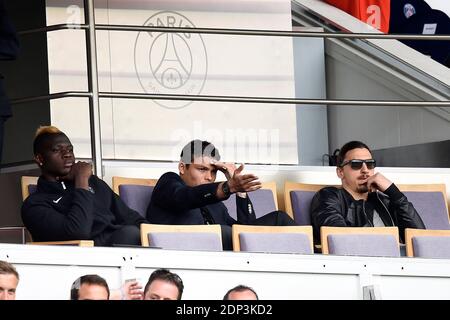 Les joueurs du PSG Jean-Christophe Bahebeck, Thiago Silva et Zlatan Ibrahimovic soutiennent leur équipe face à Lille lors du match de football de la première Ligue française, au stade du Parc des Princes à Paris, en France, le 25 avril 2015. Photo de Laurent Zabulon/ABACAPRESS.COM Banque D'Images