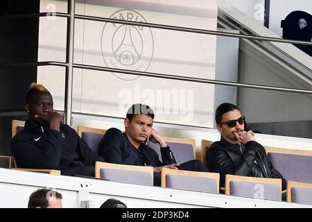 Les joueurs du PSG Jean-Christophe Bahebeck, Thiago Silva et Zlatan Ibrahimovic soutiennent leur équipe face à Lille lors du match de football de la première Ligue française, au stade du Parc des Princes à Paris, en France, le 25 avril 2015. Photo de Laurent Zabulon/ABACAPRESS.COM Banque D'Images