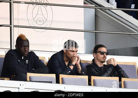 Les joueurs du PSG Jean-Christophe Bahebeck, Thiago Silva et Zlatan Ibrahimovic soutiennent leur équipe face à Lille lors du match de football de la première Ligue française, au stade du Parc des Princes à Paris, en France, le 25 avril 2015. Photo de Laurent Zabulon/ABACAPRESS.COM Banque D'Images