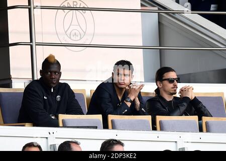 Les joueurs du PSG Jean-Christophe Bahebeck, Thiago Silva et Zlatan Ibrahimovic soutiennent leur équipe face à Lille lors du match de football de la première Ligue française, au stade du Parc des Princes à Paris, en France, le 25 avril 2015. Photo de Laurent Zabulon/ABACAPRESS.COM Banque D'Images