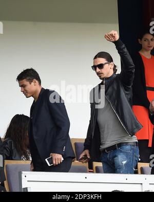 Les joueurs du PSG Jean-Christophe Bahebeck, Thiago Silva et Zlatan Ibrahimovic soutiennent leur équipe face à Lille lors du match de football de la première Ligue française, au stade du Parc des Princes à Paris, en France, le 25 avril 2015. Photo de Laurent Zabulon/ABACAPRESS.COM Banque D'Images